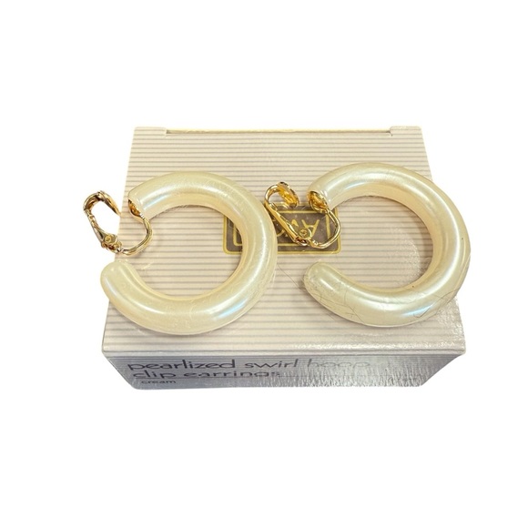 Avon Pearlized Swirl Hoop clip Earrings size large NIB vintage 1991 - Picture 1 of 5